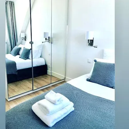 5 Stars 2-br In Center , Air Conditioner , Elevator Apartment *